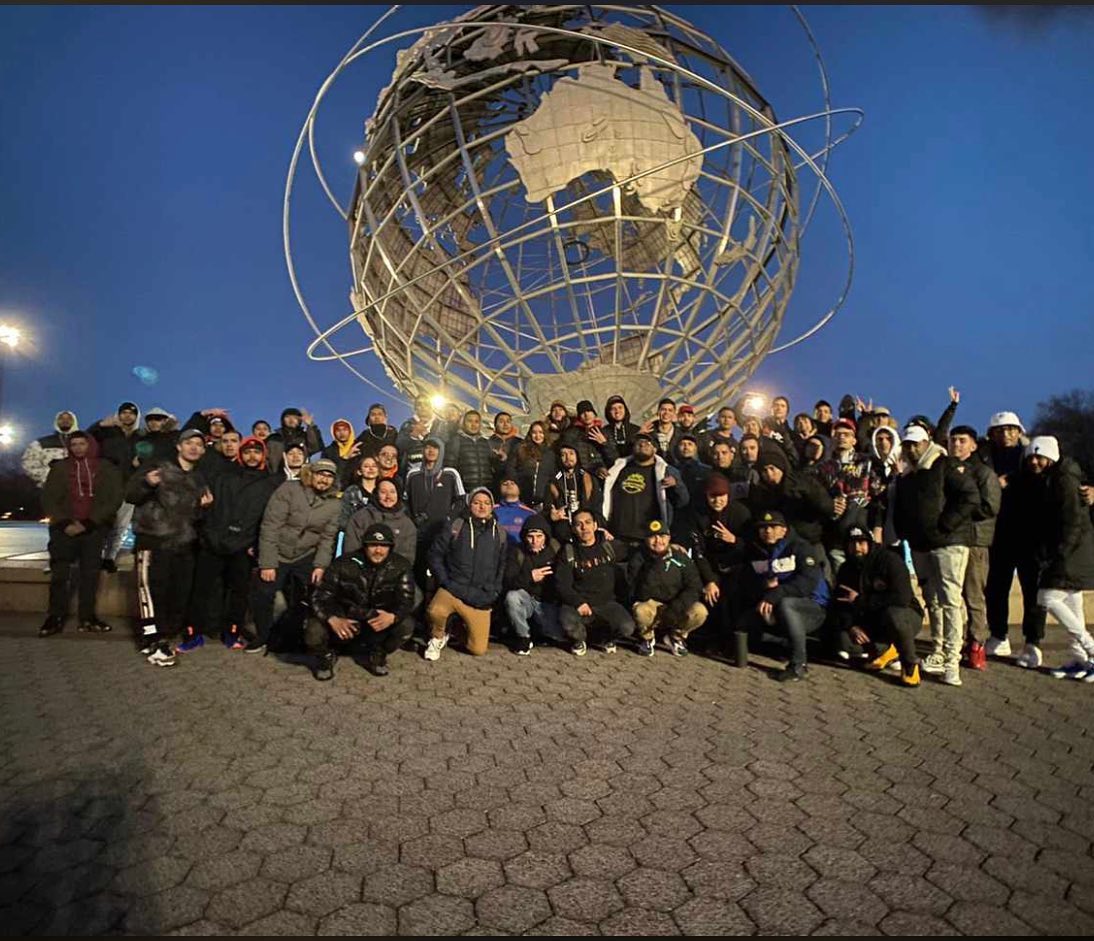 Comunidad de Dioses de la City frente al Unisphere en Nueva York